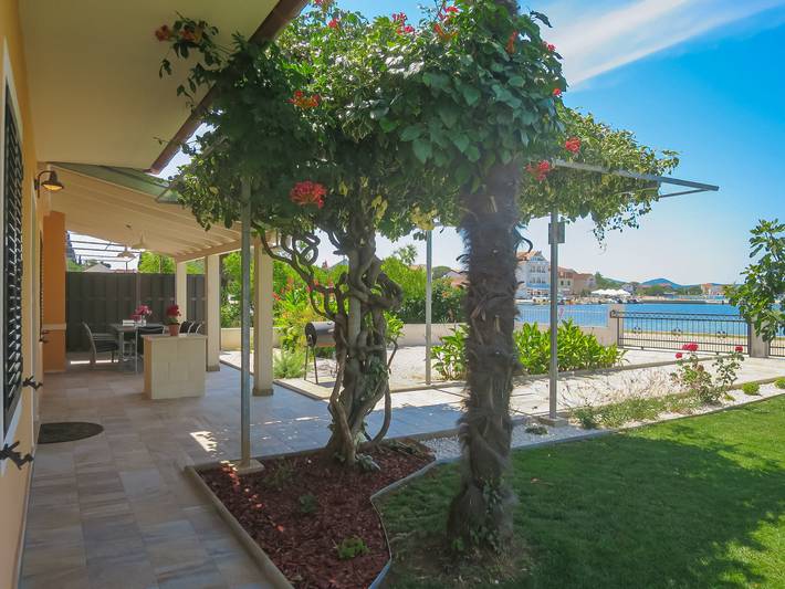 Ferienhaus für 8 Personen, mit Terrasse und Garten in Sukosan - 2