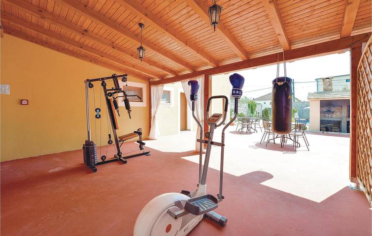Charmante Ferienwohnung mit Pool und Terrasse, 700 m vom Strand Pod Vruljom entfernt in Pakostane, Zadar