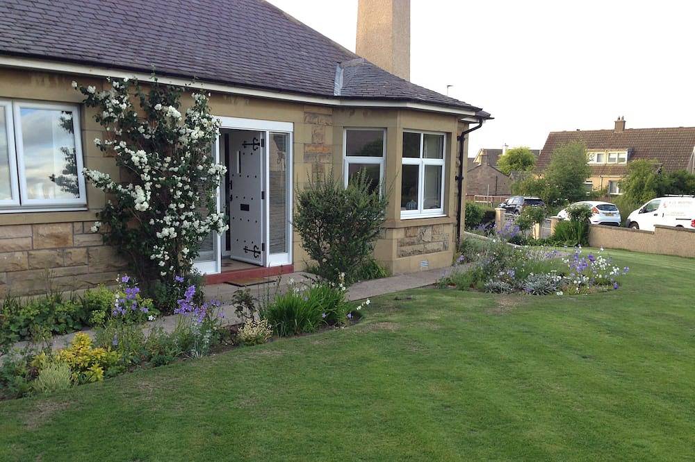 Licence No: Stb 4* Large Property & Garden, Sleeps 8. Free Wifi in Elgin, Moray