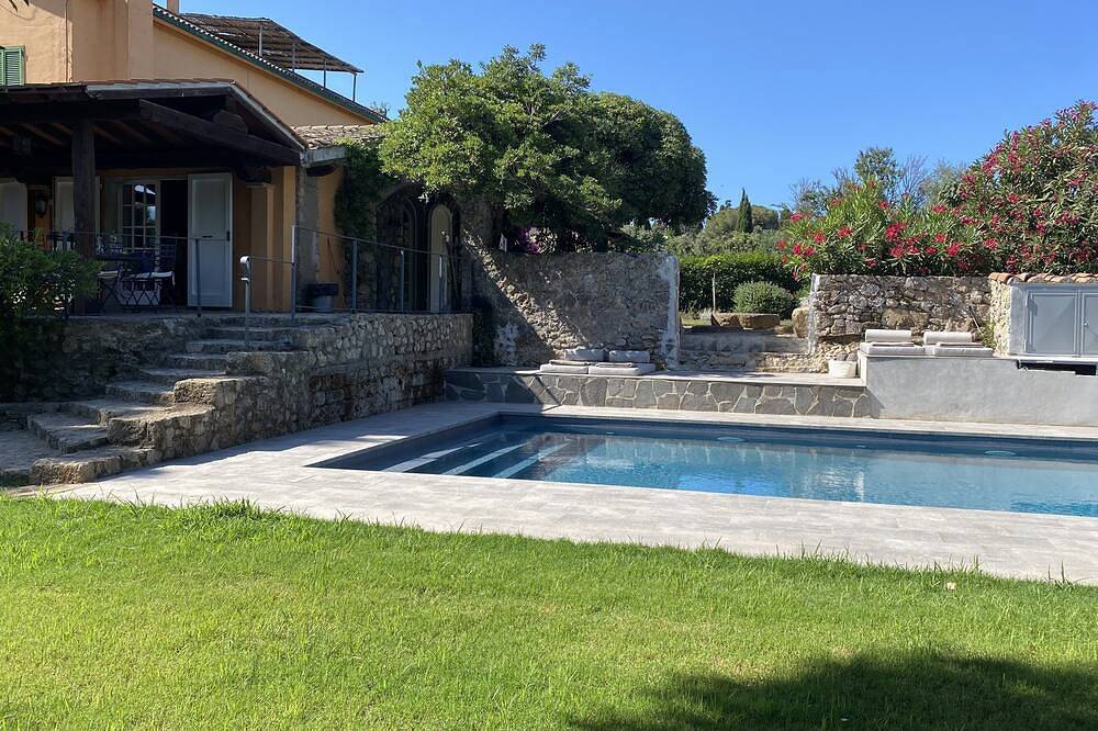Herrliche Villa mit Garten und privatem Pool im Herzen von Ansedonia (8 Personen) in Ansedonia, Orbetello