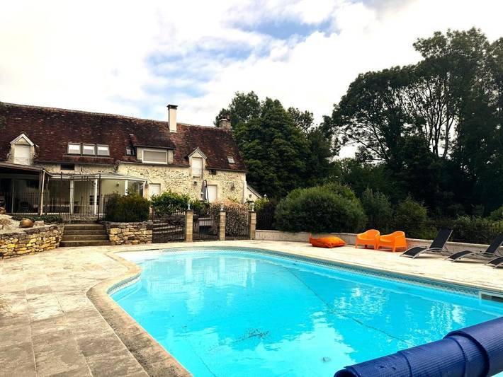 Location de vacances pour 14 personnes, avec jardin ainsi que piscine et vue à Lainsecq