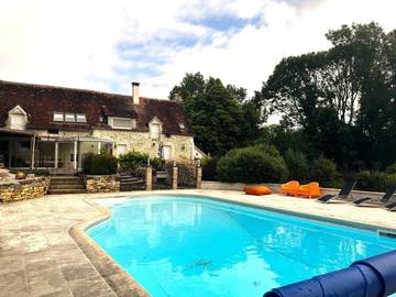 Location de vacances pour 14 personnes, avec jardin ainsi que piscine et vue à Lainsecq