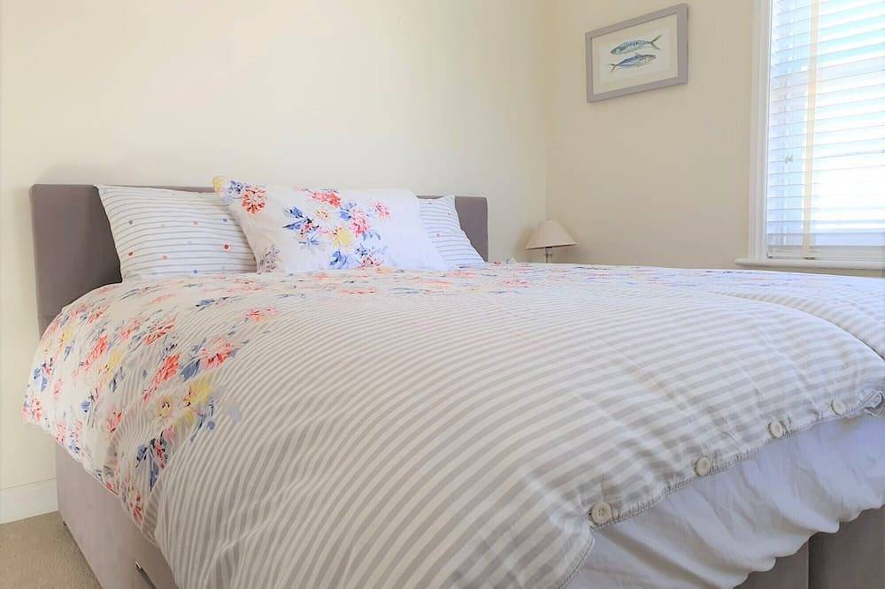 Tranquil cottage with outside terrace and undercover parking in Eastbourne, East Sussex