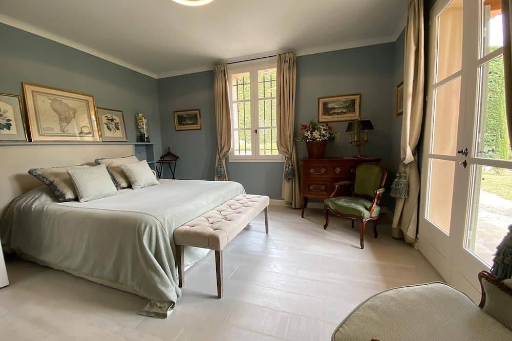 Spacious 5-bedroom house with Ac and Wifi in brilliant Aix en Provence in Venelles, Aix-en-Provence region