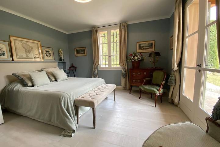 Spacious 5-bedroom house with AC and WiFi in brilliant Aix en Provence in Venelles, Region de Aix-en-Provence