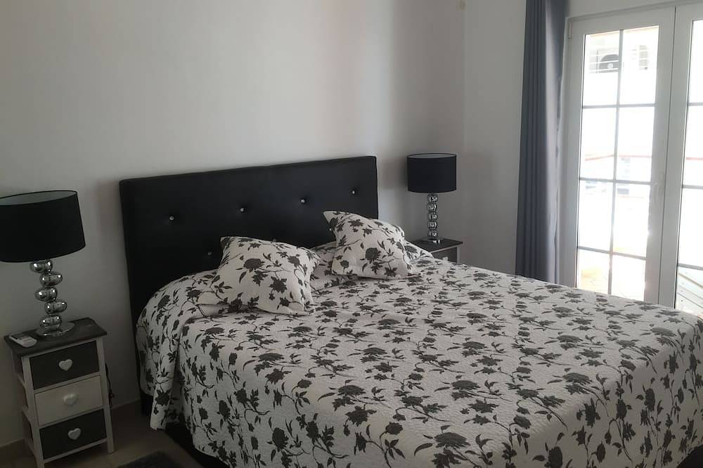 Villa in einem Golfplatz, in der Nähe der Strände, Schwimmbad 50 Meter entfernt, gratis Wifi in Budens, Faro Distrikt