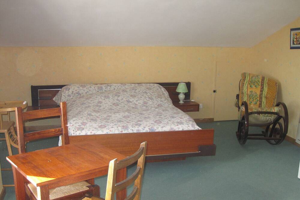 Spacious and pleasant house in Castelnau-de-Guers, Côte d'Améthyste