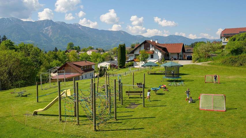 Ferienwohnung für 3 Personen, mit Ausblick und Seeblick sowie Garten und Balkon, mit Haustier am Faaker See