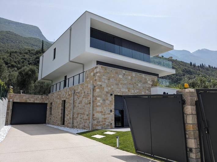 Appart’hôtel pour 4 personnes, avec Terrasse et Jardin ainsi que Piscine et Vue à Malcesine