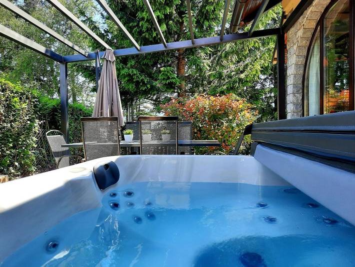 Ferienhaus für 5 Personen, mit Balkon und Whirlpool sowie Terrasse und Garten in Ogulin