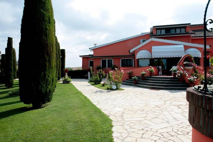 Agriturismo per 3 persone, con Terrazza e Giardino nonché Piscina e Panorama a Pomezia