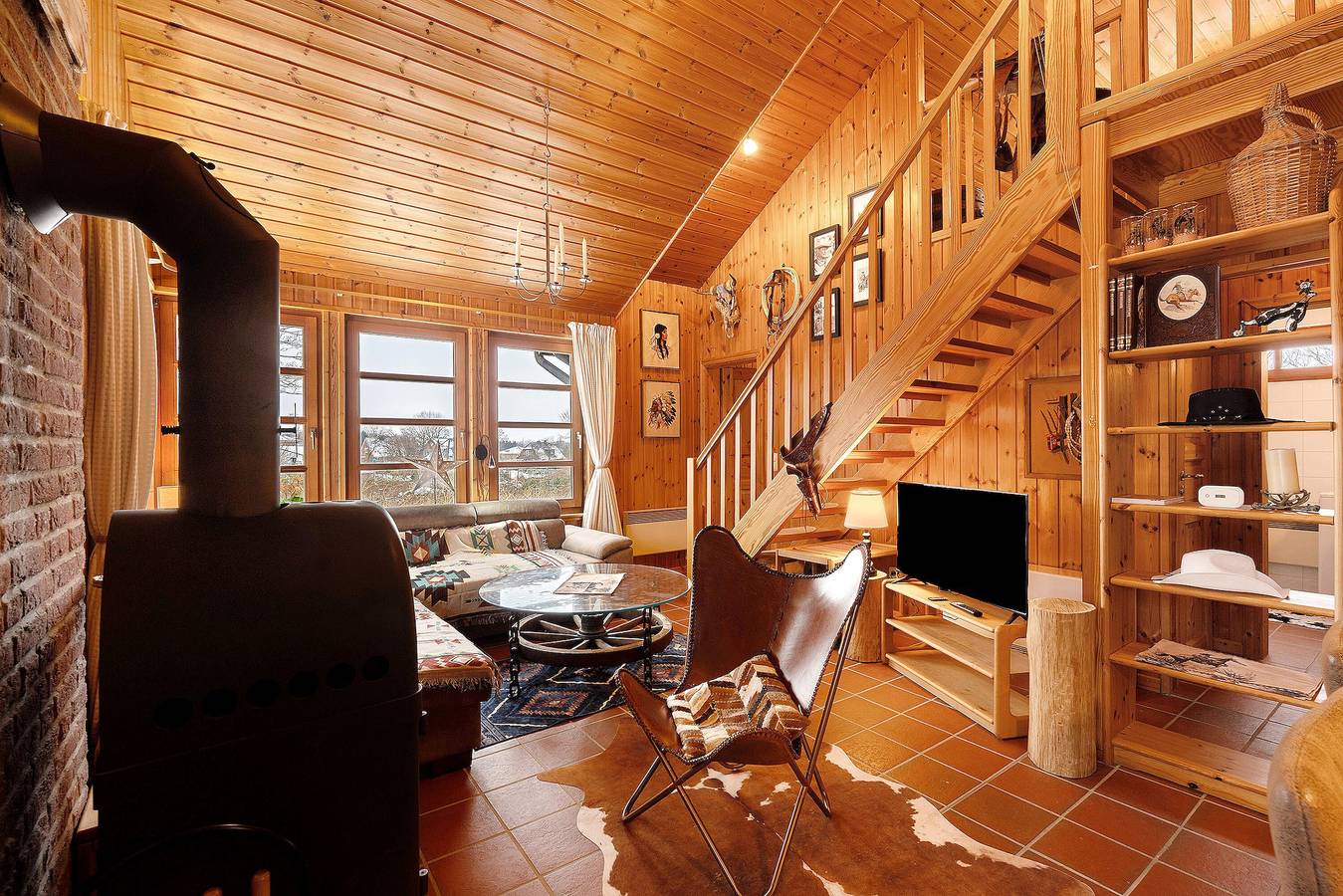 Ferienhaus „Wooden Western Lodge“ mit Bergblick, privater Terrasse und Wlan in Brekendorf, Rendsburg-Eckernförde