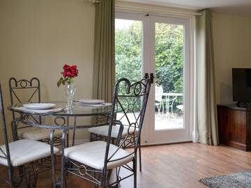 Log Cabin for 2 People in South West England, Wiltshire, Photo 4