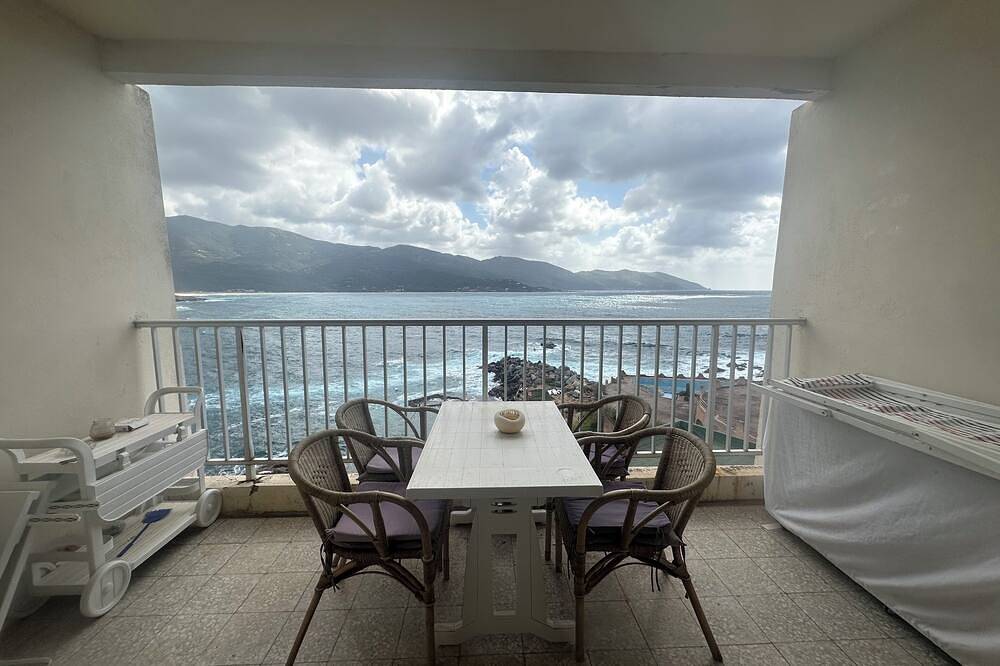 Appartement entier, Appartement en dernier étage  avec terrasse : vue mer imprenable in Tiuccia, Casaglione