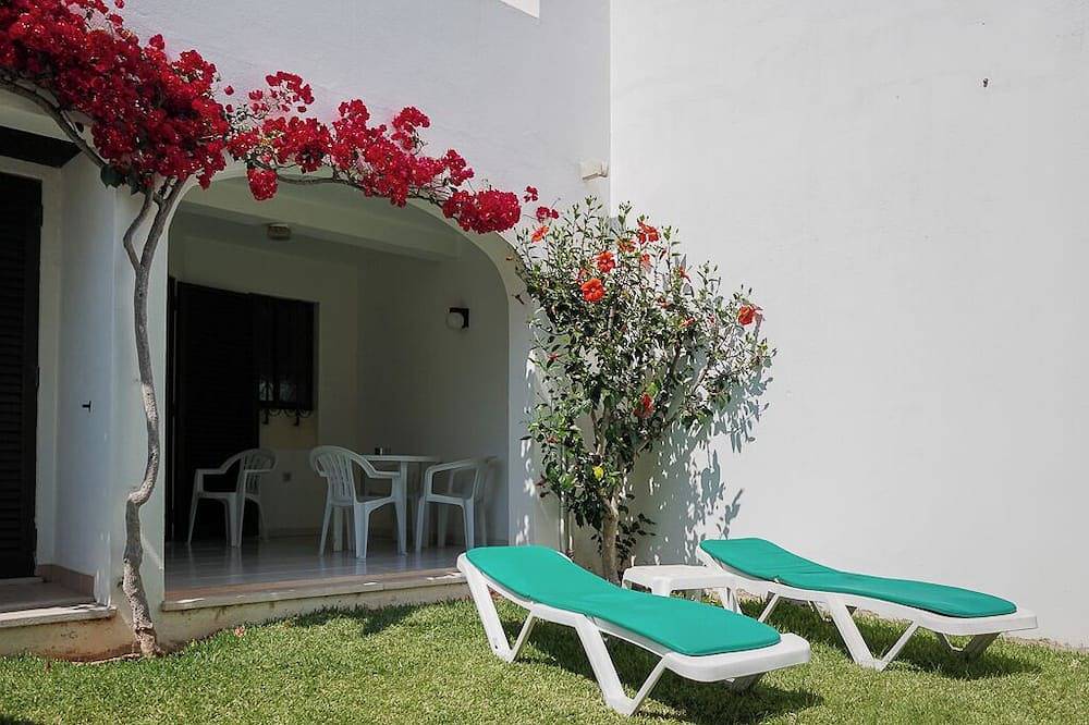 Quentao Red Villa, Quarteira, Algarve in Quarteira, Distrito de Faro