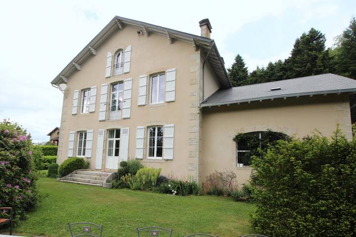 Gîte pour 15 personnes, avec Terrasse ainsi que Jardin et Piscine