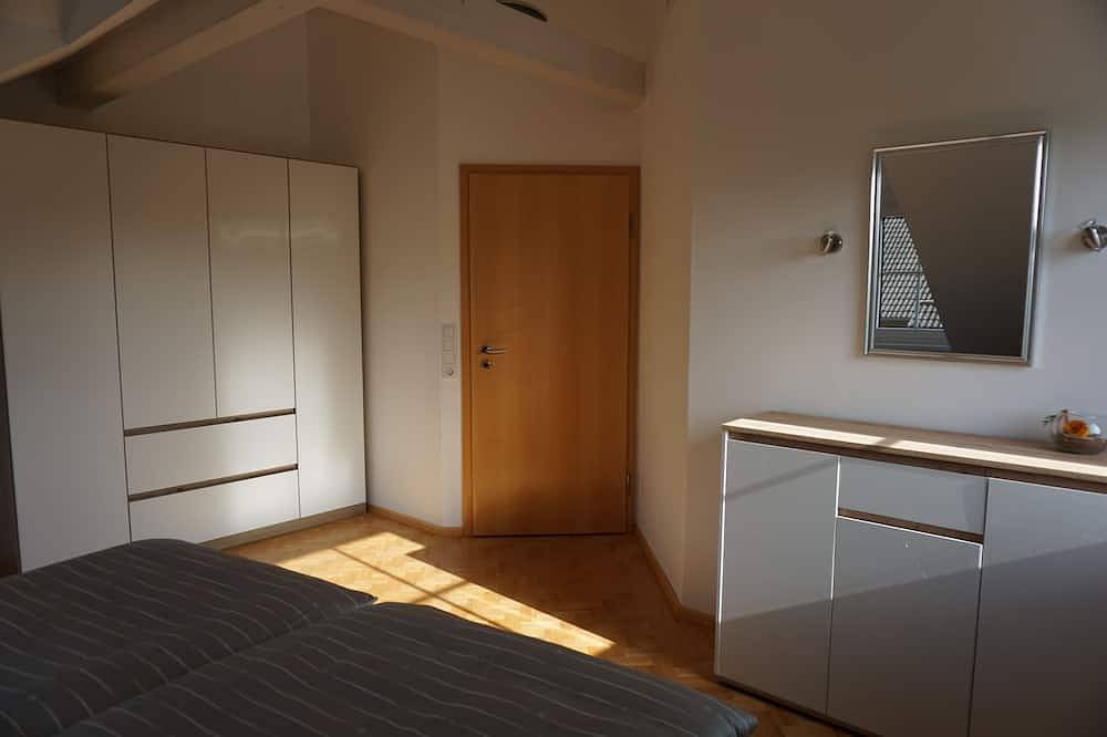 Ganze Wohnung, Ferienwohnung mit  Wintergarten, in  ruhiger Lage mit Außensitzplatz für 4 Pers. in Dürrwangen, Romantische Straße