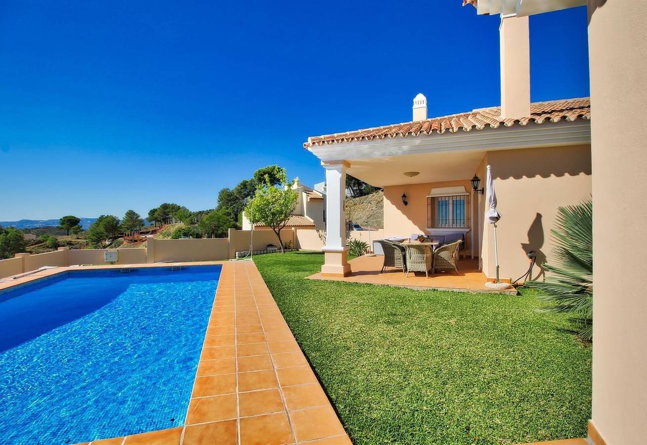 Luxurious Villa with Private Pool, Wi-Fi, A/C, Terrace & Garden, No under 40 in Las Lomas de Mijas, Mijas