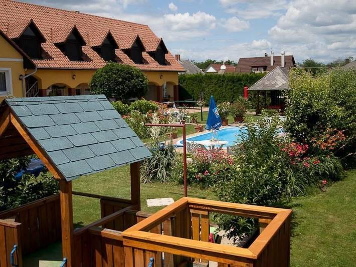 Gîte pour 4 personnes, avec jardin dans Koroshegy