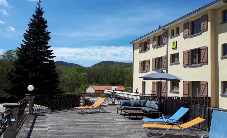 Hôtel pour 3 personnes, avec Terrasse ainsi que Jardin et Piscine