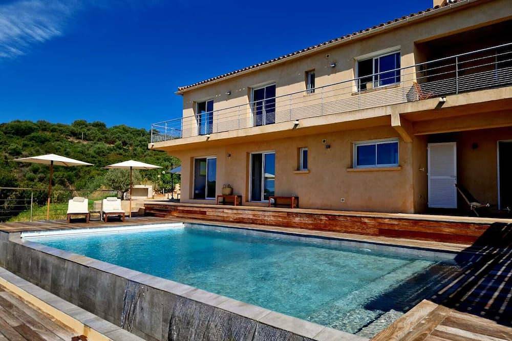 Casa moderna con piscina privada y vistas impresionantes a 800 metros de la playa in Sagone, Coggia