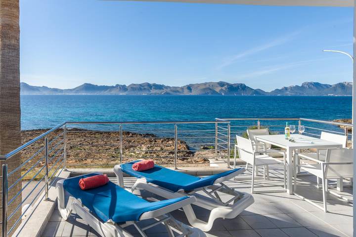 Villa Miramar by the Beach with Sea View, Pool & Wi-Fi in Marina Manresa, Alcúdia