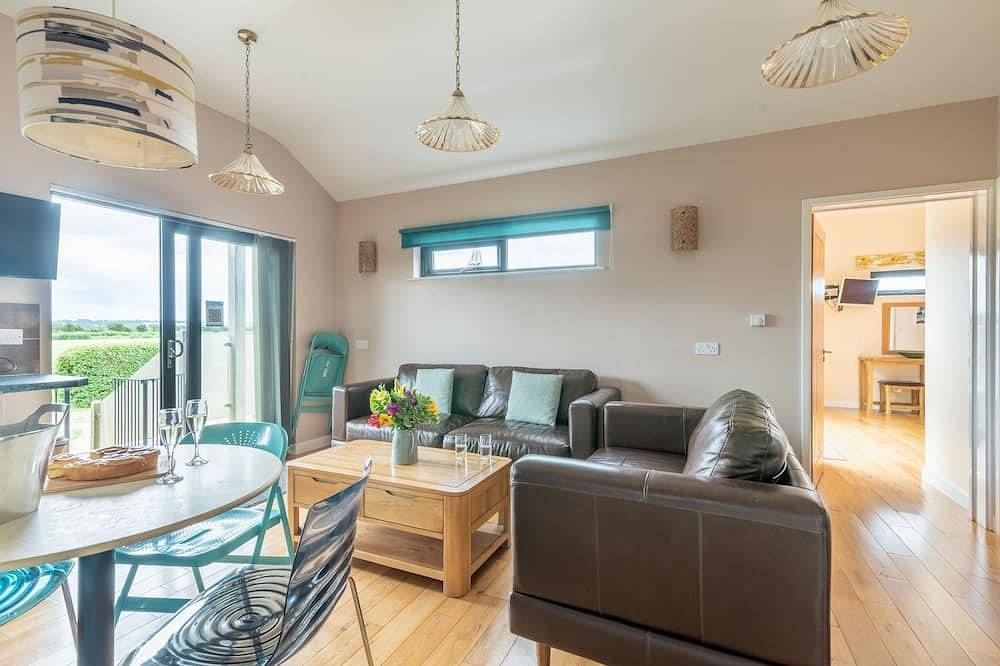 Buttercup lodge - sleeps 4/5 with hot tub & countryside views in Cheddar, Somerset