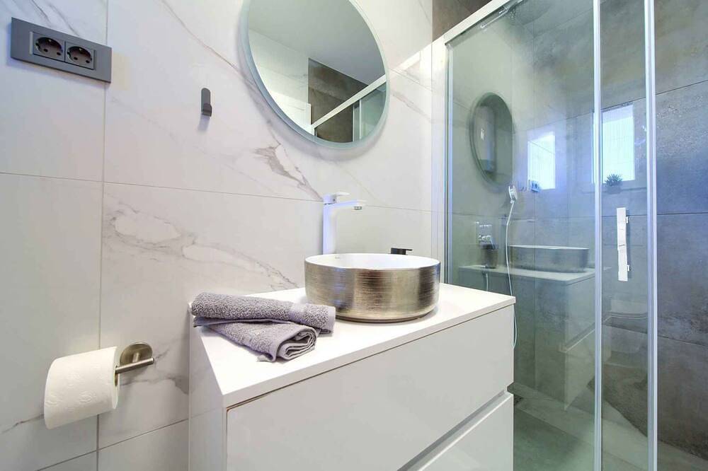 Entire apartment, Holiday Apartment Luxurious Relaxation – Mirna with Pool in Krk Town, Krk