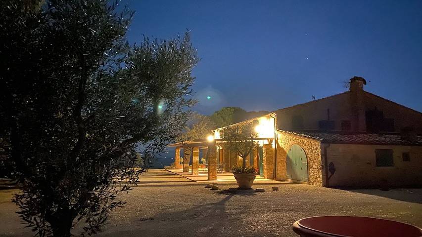 Agriturismo per 29 persone, con piscina e giardino in Chianni