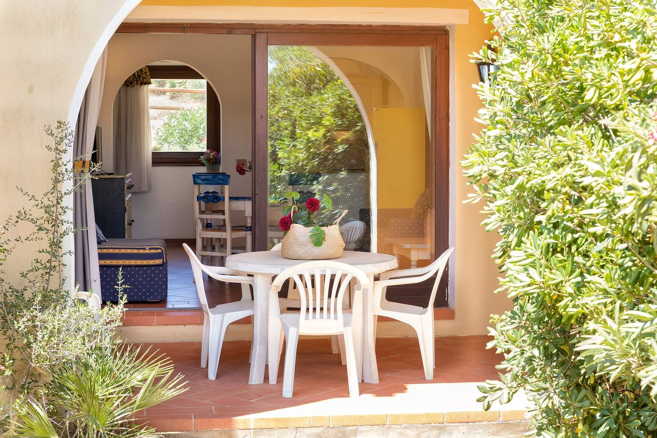 Apartamento entero, Apartamento 'Trilocale Fiordaliso' con vistas al mar, terraza y piscina compartida in Stagno di Casaraccio, Punta De Su Turrione