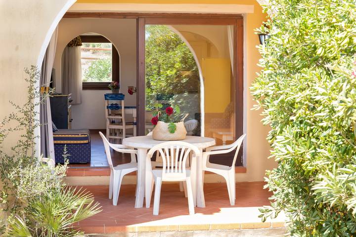 Hel lägenhet, Apartment 'Trilocale Fiordaliso' with Sea View, Terrace & Shared Pool in Punta De Su Turrione, Stintino