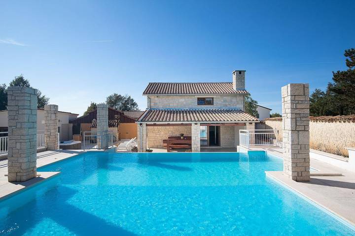 Ferienhaus für 8 Personen, mit Whirlpool und Garten sowie Terrasse - 1