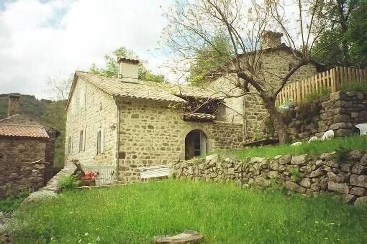 Gîte pour 9 personnes, avec jardin à Genestelle