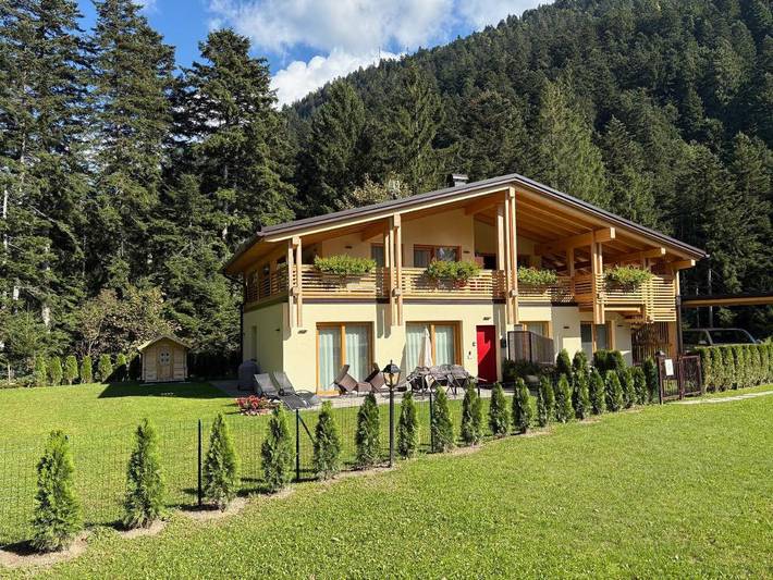 Ferienwohnung für 6 Personen, mit Terrasse und Garten sowie Ausblick in Molveno