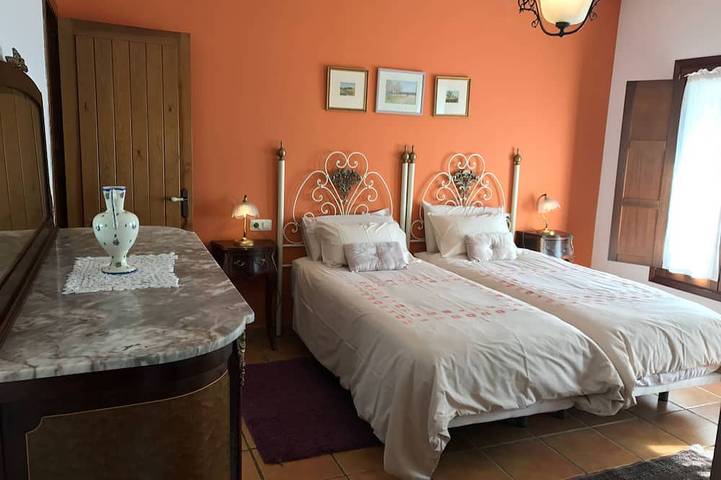 Superbe villa idéale pour groupes : piscine, wifi, climatisation, vue sur mer. in Frigiliana, Costa del Sol