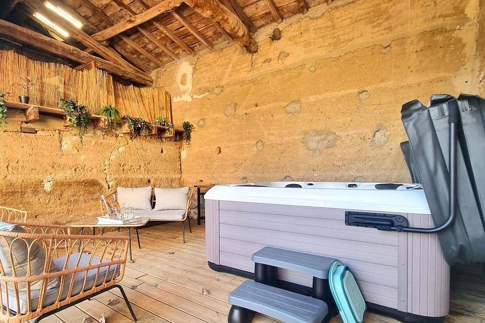 Gîte de Charme avec Spa et Parking Privé à la Campagne in Saint-Cyr-les-Vignes, Montbrison