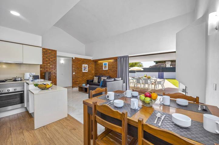 Villa Buganvillea by Villa Plus in Albufeira e Olhos de Água, Faro Distrikt