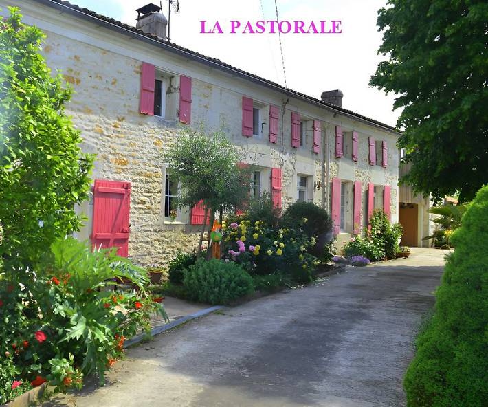 Cottage pour 2 personnes, avec piscine et jardin à Beurlay
