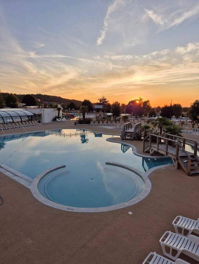 Camping pour 7 personnes, avec jardin et piscine