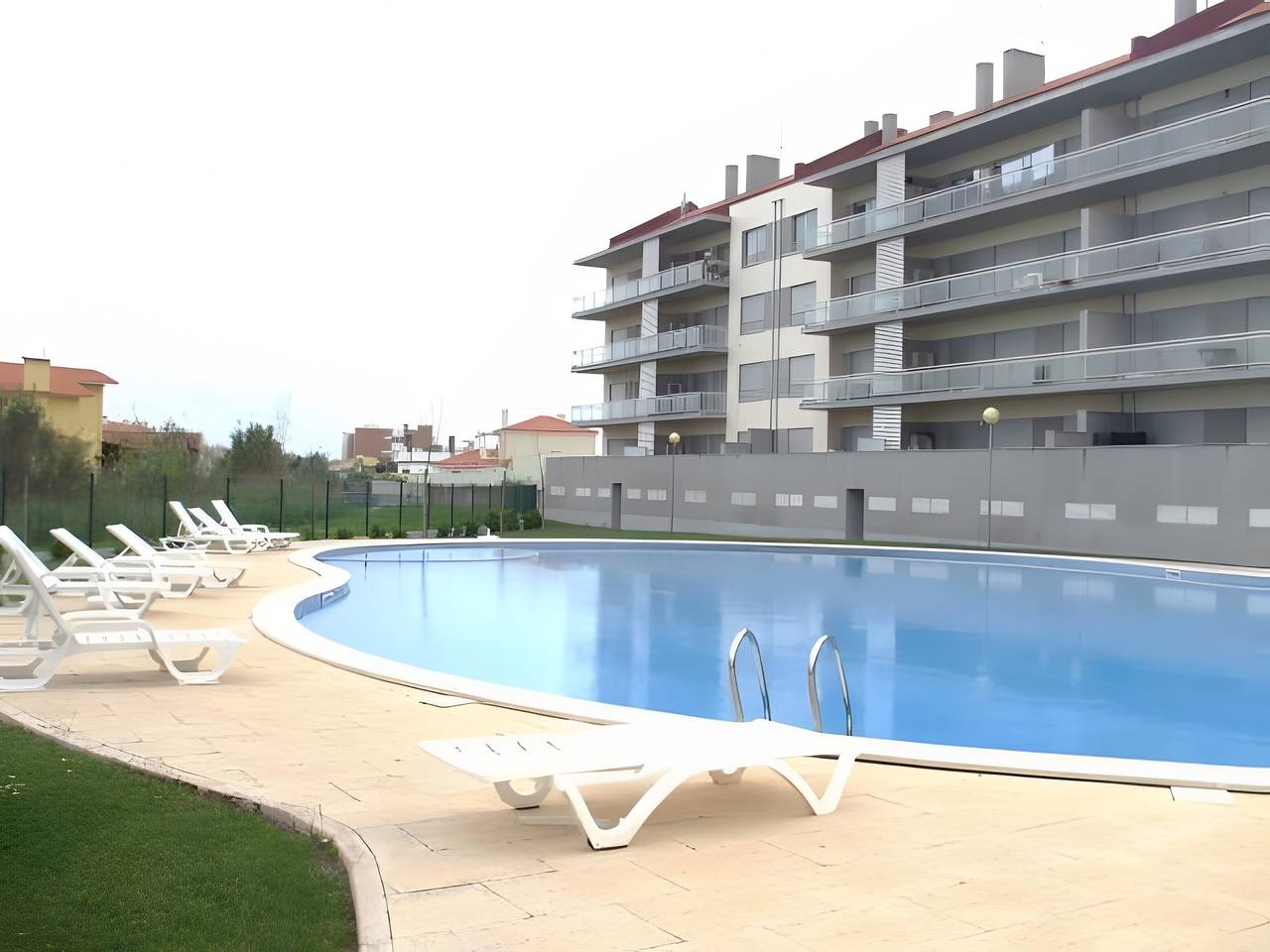 Apartamento entero, Apartamento 'Pérola Do Oeste' con piscina compartida, Wi-Fi y aire acondicionado in Praia de São Martinho do Porto, São Martinho do Porto