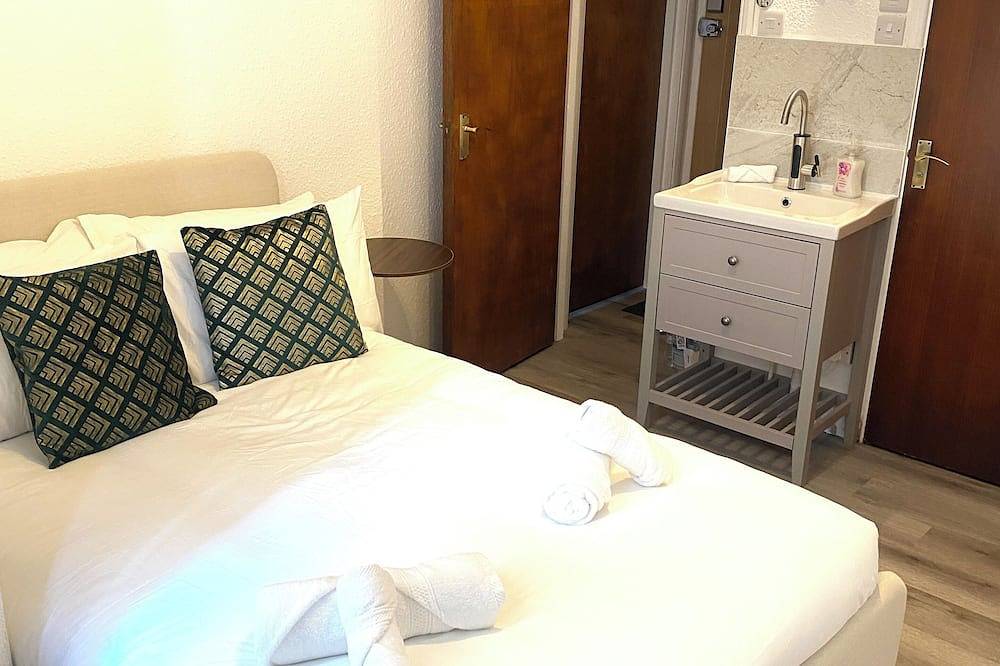 Entire apartment, 5 mins to beach & town, quiet stay with cafés & shops just around the corner in Eastbourne, East Sussex