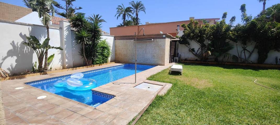 Apartamento para 3 personas, con jardín, Se admiten mascotas en Roquetas de Mar