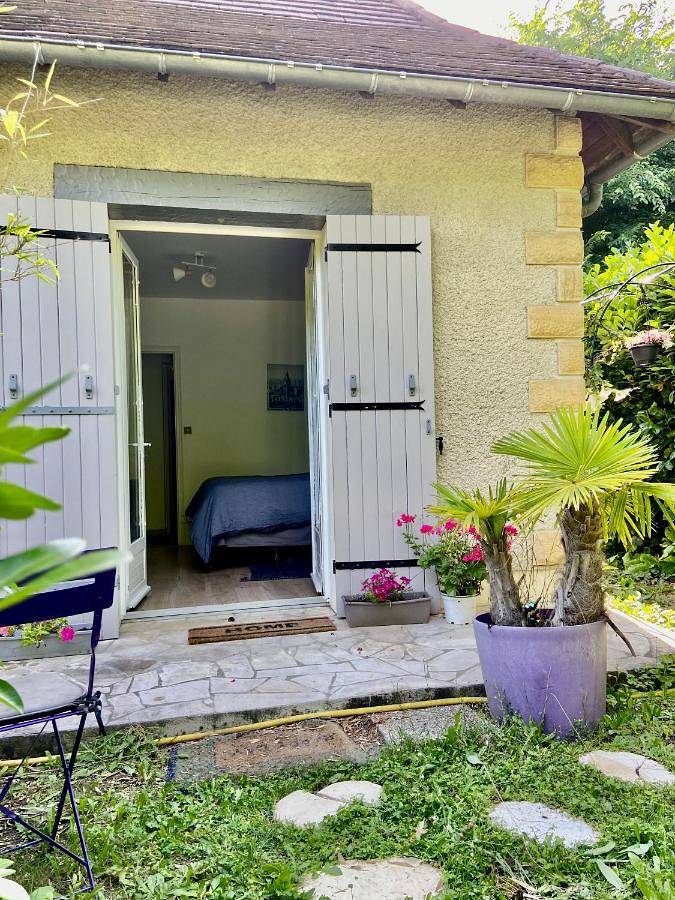 Gîte pour 2 personnes, avec jardin ainsi que vue et terrasse à Champcevinel