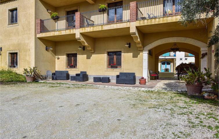 Junto a la piscina 1BR Apt w / congelador e Internet in Caltagirone region, Provincia de Catania