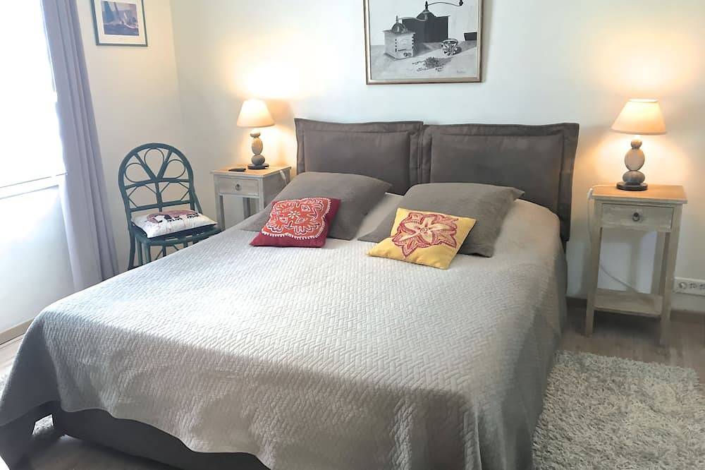 Entire apartment, Flat In A Villa Close To The Center Of Cannes With Pool in Le Cannet, Cannes region