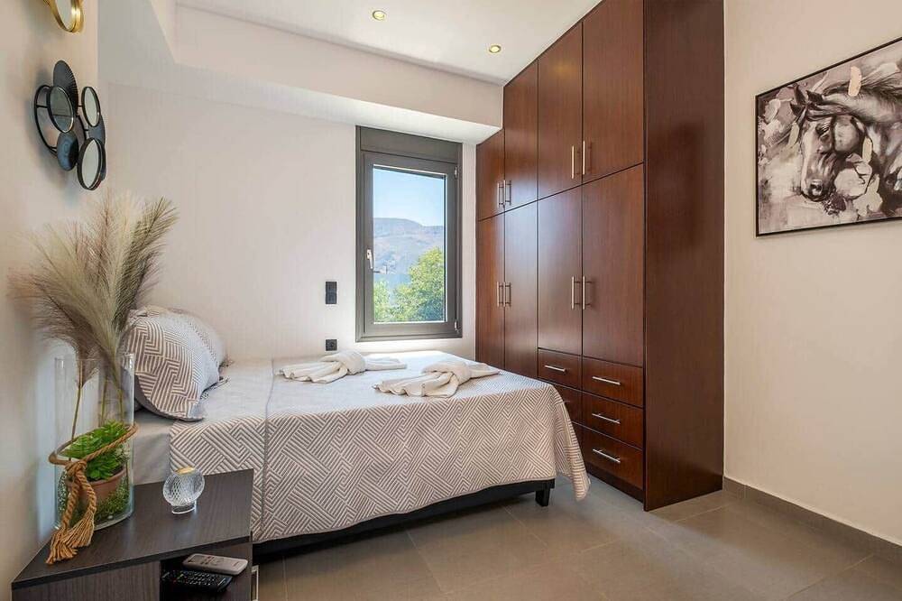 3bd Maisonette with rooftop jacuzzi and views in Chania region
