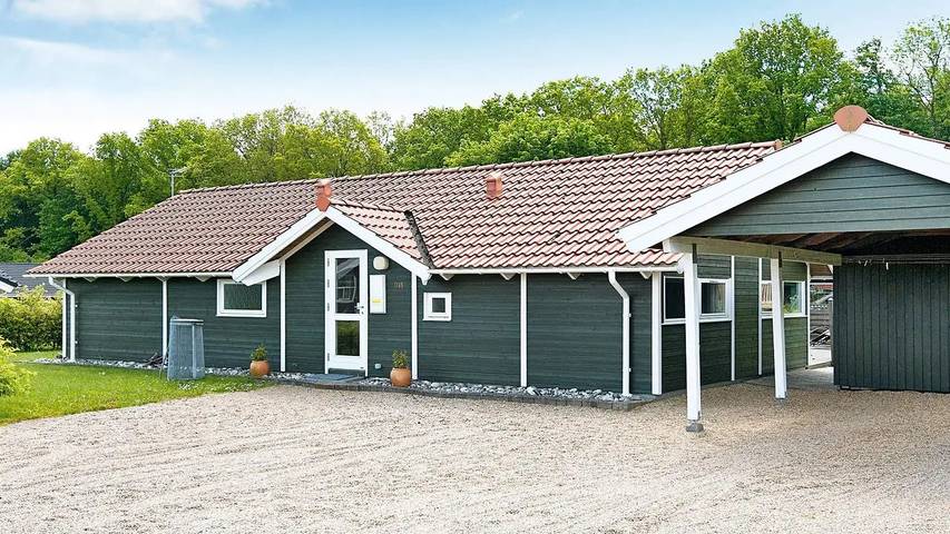 Ferienhaus für 9 Personen, mit Terrasse und Whirlpool sowie Sauna in Pøt Strandby