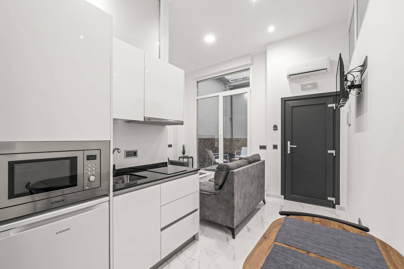 Loft Room 'Bajo 3' with Private Terrace and Air Conditioning in Torrevieja Centre, Torrevieja