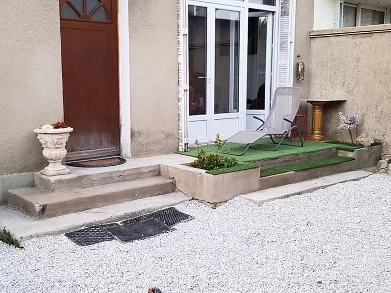 6 personas in Chaource, Aube (desambiguación)