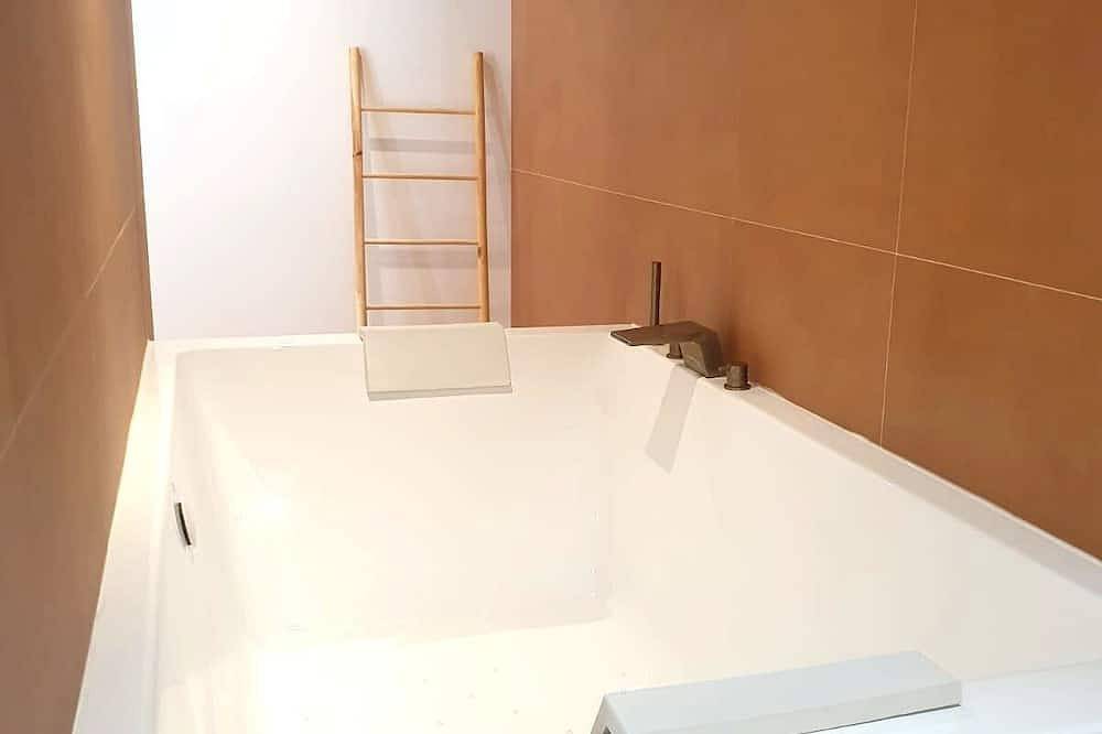 Entire apartment, Apartment with terrace and Jacuzzi Pyramid view in Vienne (Isère), Vienne region